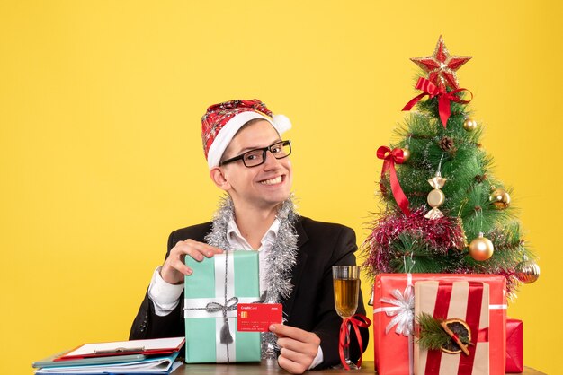 Joven expresivo posando para Navidad