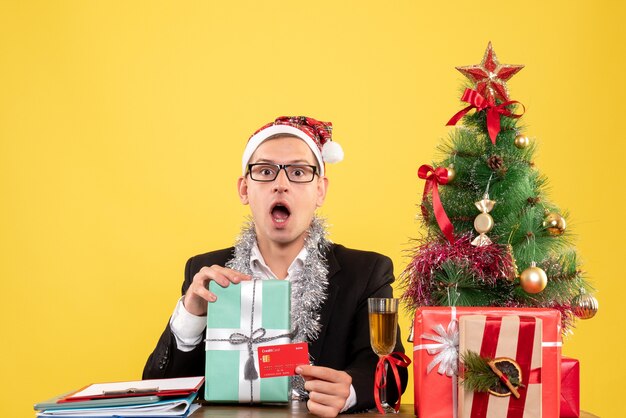 Joven expresivo posando para Navidad