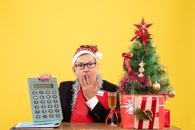 Foto gratuita joven expresivo posando para navidad