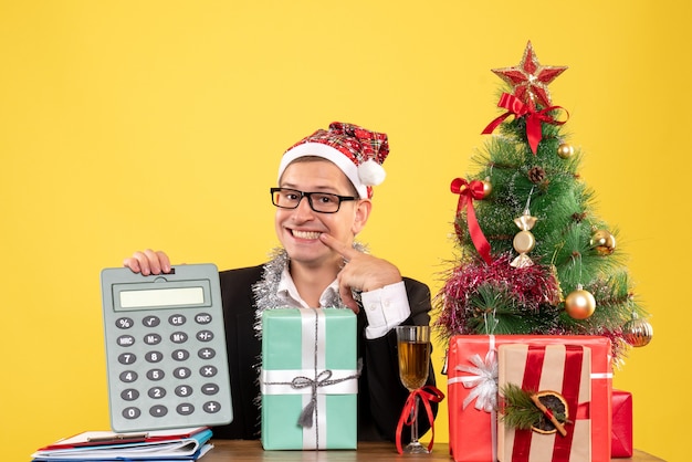 Foto gratuita joven expresivo posando para navidad