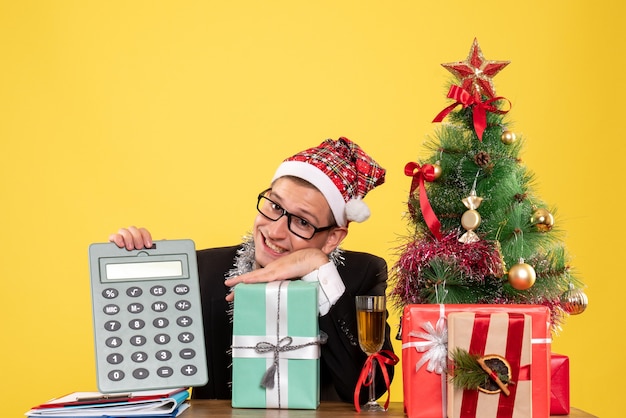 Joven expresivo posando para Navidad