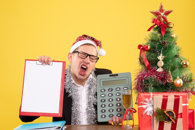 Foto gratuita joven expresivo posando para navidad