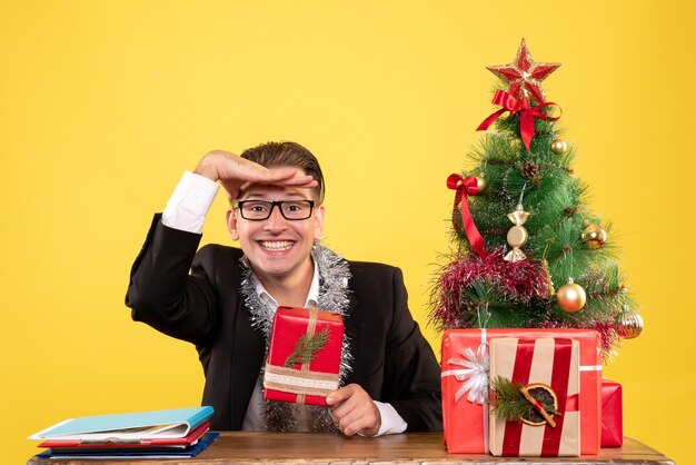 Joven expresivo posando para Navidad