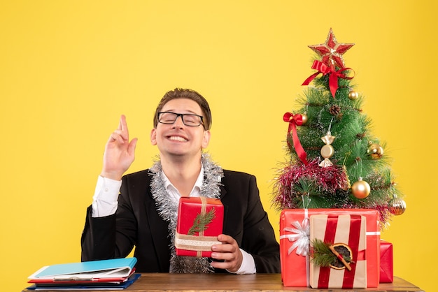 Joven expresivo posando para Navidad