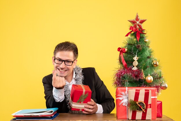 Joven expresivo posando para Navidad