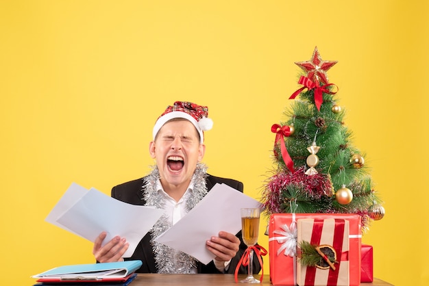 Joven expresivo posando para Navidad