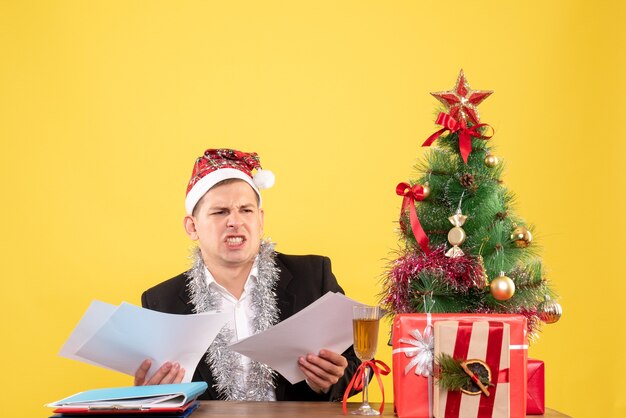 Joven expresivo posando para Navidad