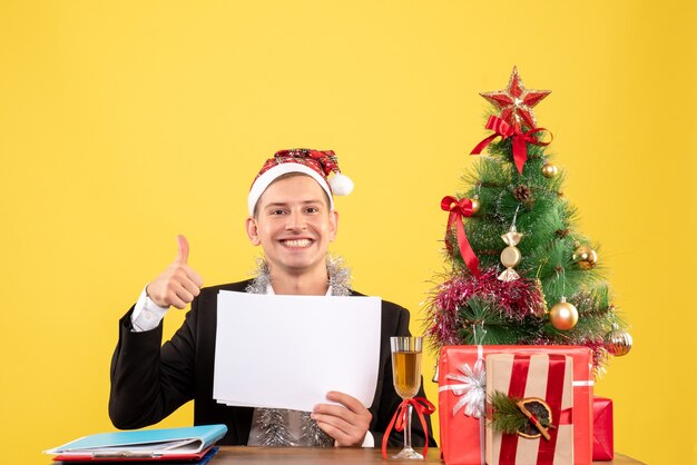 Joven expresivo posando para Navidad