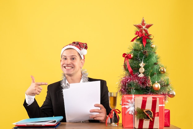 Joven expresivo posando para Navidad