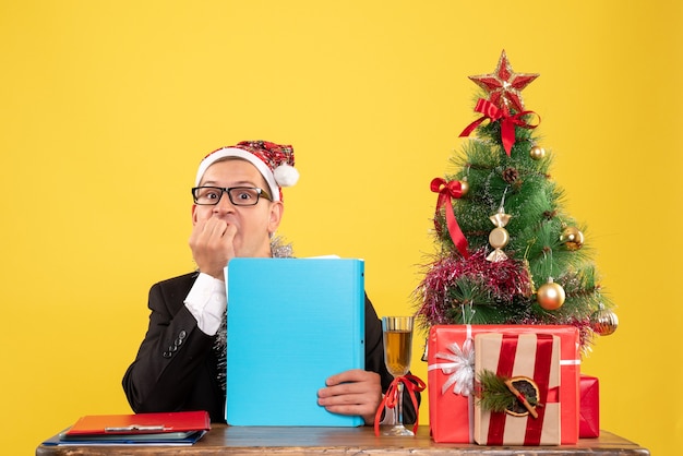 Joven expresivo posando para Navidad