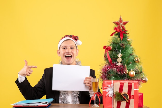 Foto gratuita joven expresivo posando para navidad