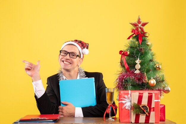 Joven expresivo posando para Navidad