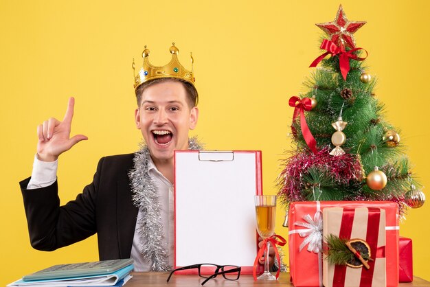 Joven expresivo posando para Navidad