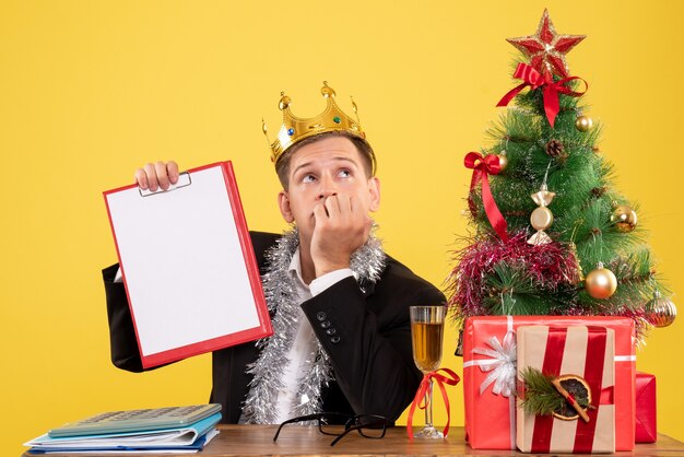 Joven expresivo posando para Navidad