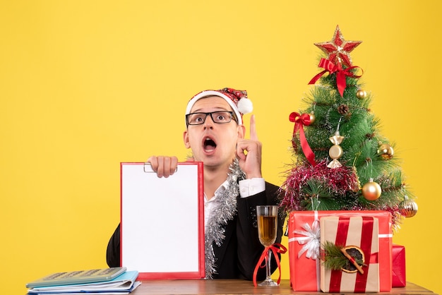 Joven expresivo posando para Navidad