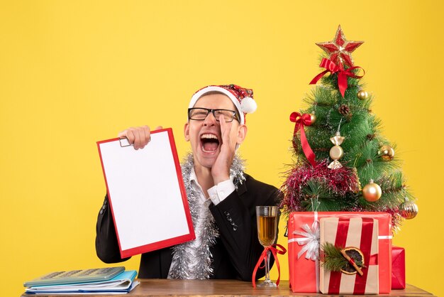 Joven expresivo posando para Navidad