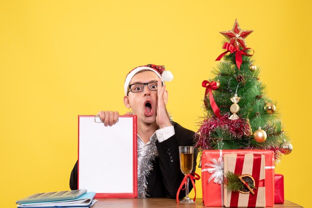 Joven expresivo posando para Navidad