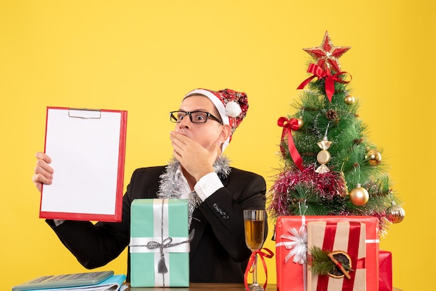 Foto gratuita joven expresivo posando para navidad