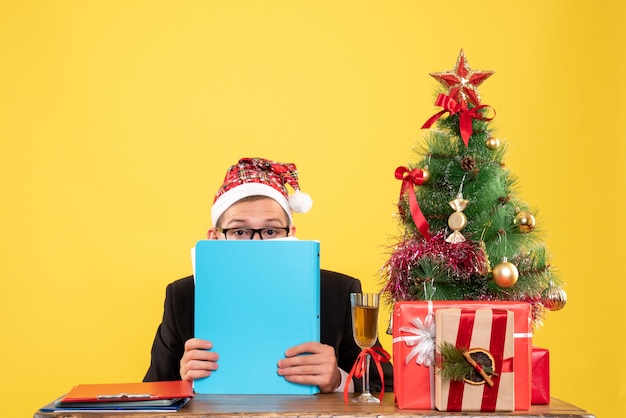 Joven expresivo posando para Navidad