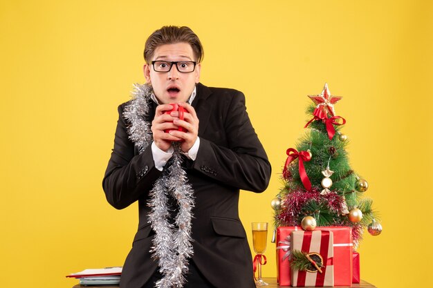 Joven expresivo posando para Navidad