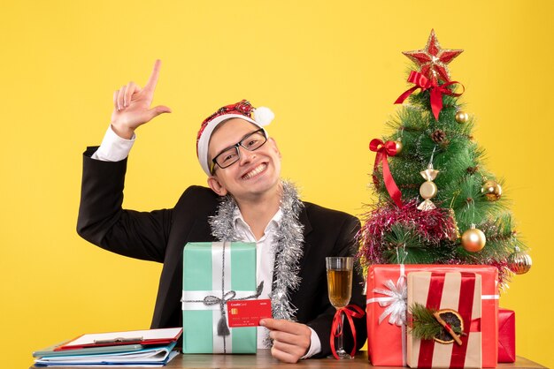 Joven expresivo posando para Navidad