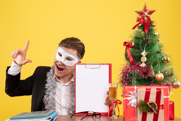 Joven expresivo posando para Navidad