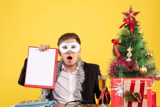 Joven expresivo posando para Navidad