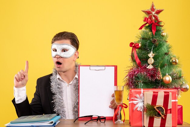 Joven expresivo posando para Navidad