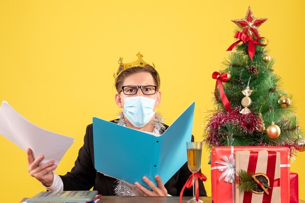 Foto gratuita joven expresivo posando para navidad