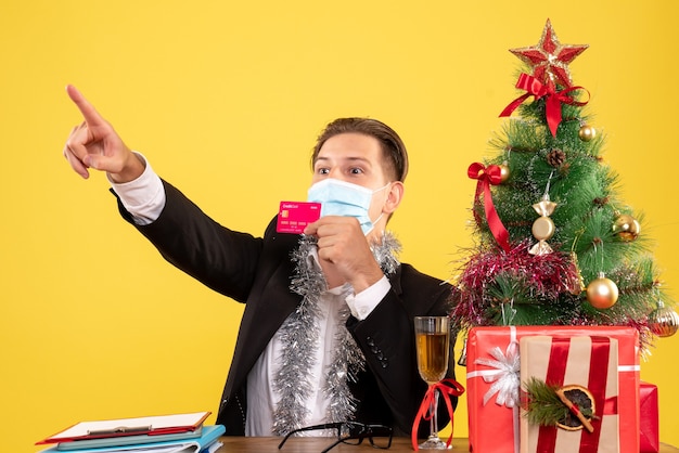 Foto gratuita joven expresivo posando para navidad