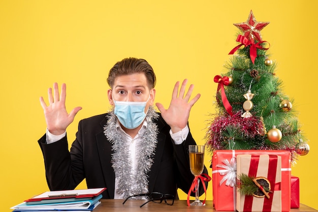 Joven expresivo posando para Navidad