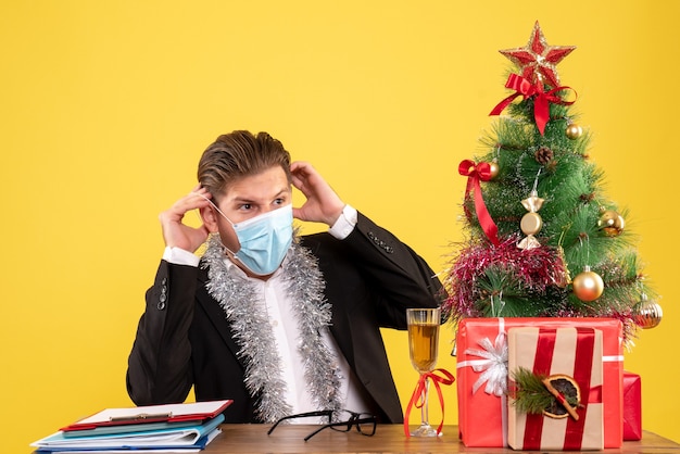 Joven expresivo posando para Navidad