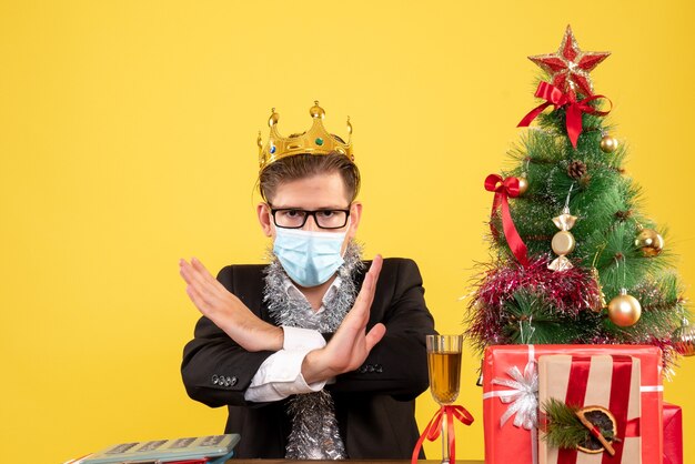 Joven expresivo posando para Navidad