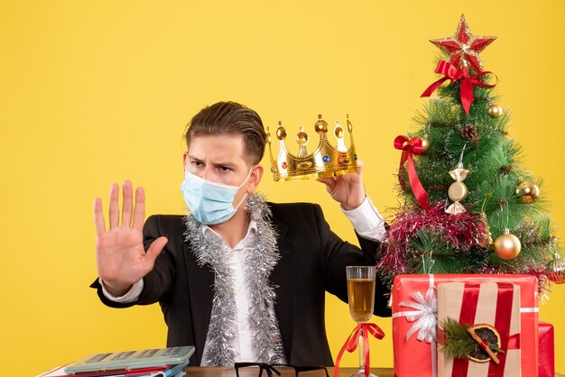 Joven expresivo posando para Navidad