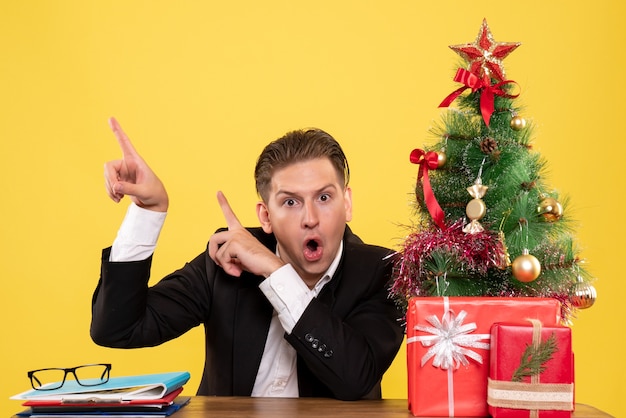 Joven expresivo posando para Navidad