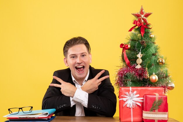 Joven expresivo posando para Navidad