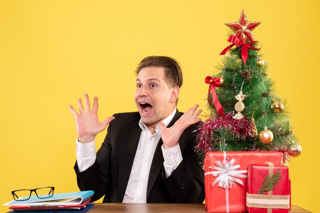 Joven expresivo posando para Navidad