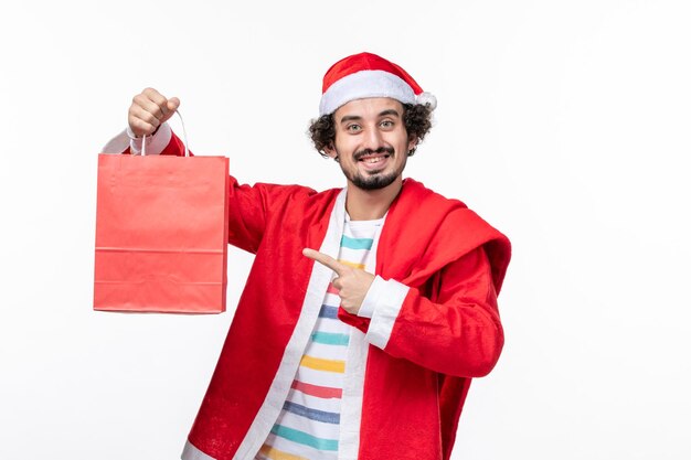 Joven expresivo posando para las vacaciones de invierno