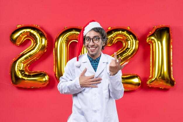 Foto gratuita joven expresivo posando para las vacaciones de invierno