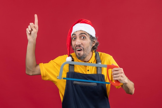 Foto gratuita joven expresivo posando para las vacaciones de invierno