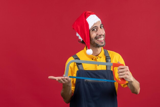 Joven expresivo posando para las vacaciones de invierno