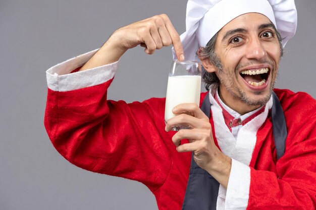 Joven expresivo posando para las vacaciones de invierno