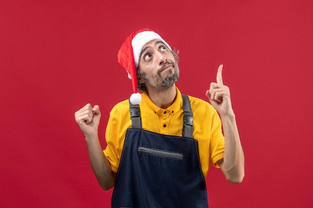 Foto gratuita joven expresivo posando para las vacaciones de invierno