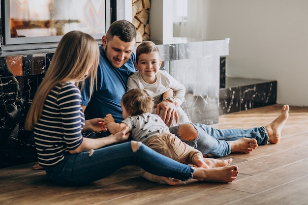 Joven familia con dos hijos en la casa