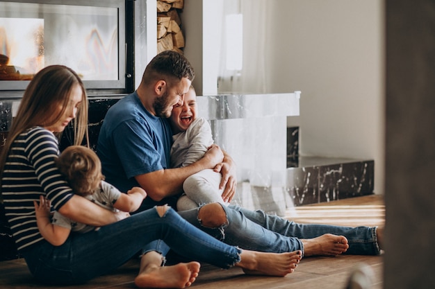 Foto gratuita joven familia con dos hijos en la casa