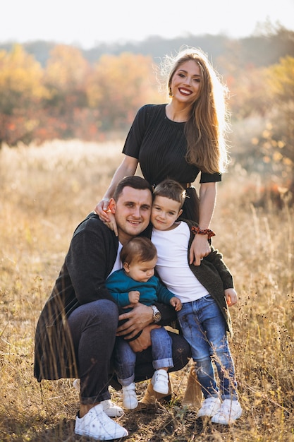 Joven familia con dos hijos juntos en el parque