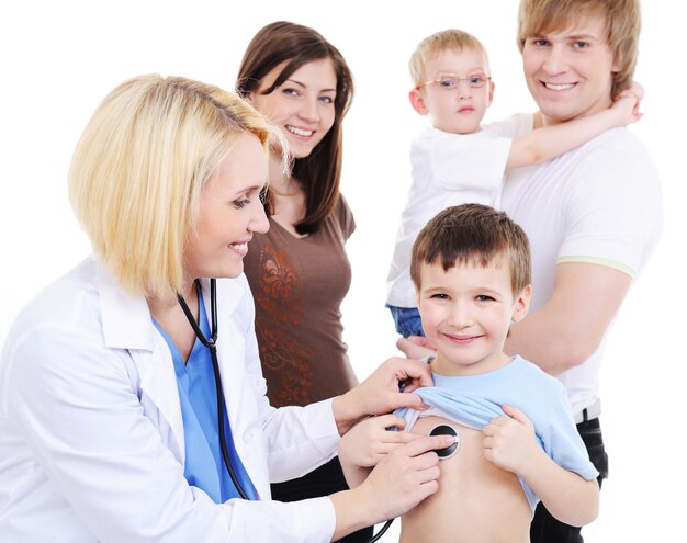 La joven familia con dos niños pequeños en la recepción médica de la joven doctora