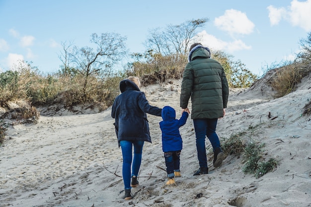 una joven familia con niños pasa el fin de semana a orillas del frío mar Báltico