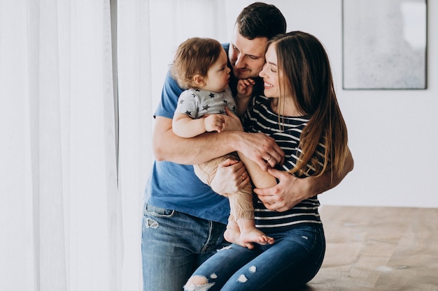 Foto gratuita joven familia con su pequeño hijo en casa