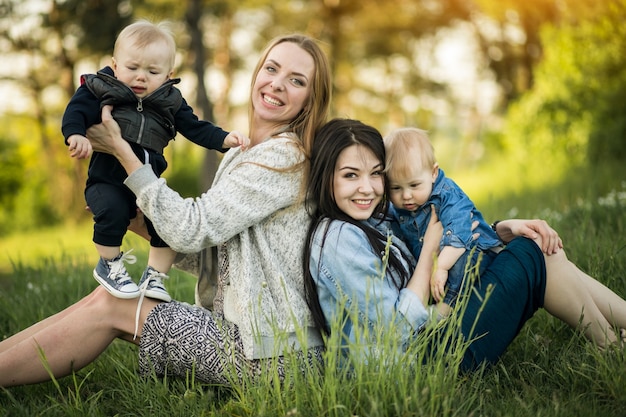 Joven feliz caminar madre mujer